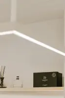 라인조명이 돋보이는 미니멀 프리미엄 디스플레이 공간